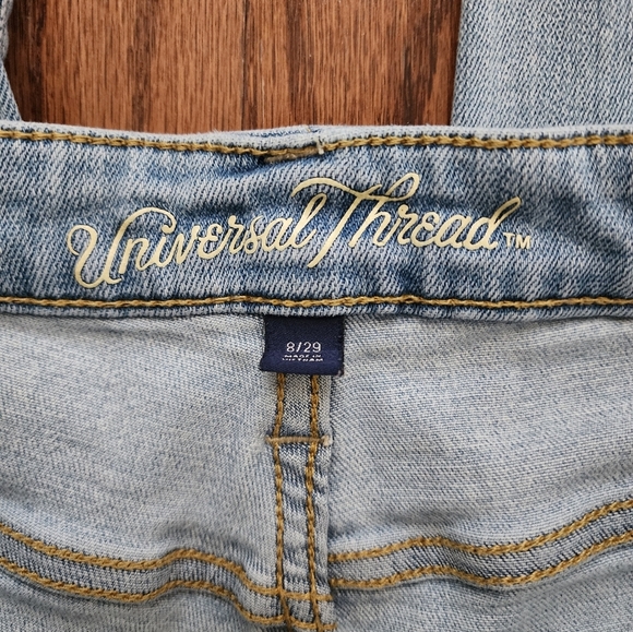 Universal Thread Women's Size 8/29 Light Wash Distressed Denim Jeans - Picture 5 of 6